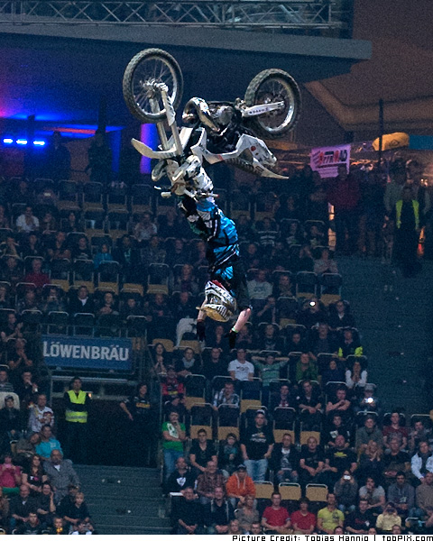 Hannes Ackermann | Cliffhanger Backflip